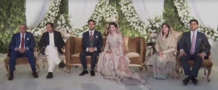 پاک فوج کے سربراہ جنرل قمر جاوید باجوہ کے صاحبزادے کی شادی کے موقع پر وزیراعظم عمران خان کے ہمراہ دولہا دلھن وعزیز واقارب کا گروپ