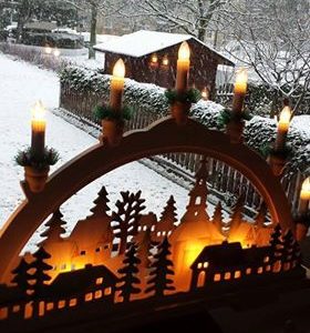 کرسمس کے پہلے چار اتوار ایڈوینٹ ویک کہلاتے ہیں جس میں ایک شمع کو روشن کر کے حضرت عیسیٰ کی آمد منائی جاتی ہے۔