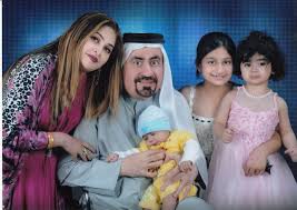 ڈاکٹر زبیر فاروق اپنی اہلیہ نوشین اور بچوں کے ہمراہ