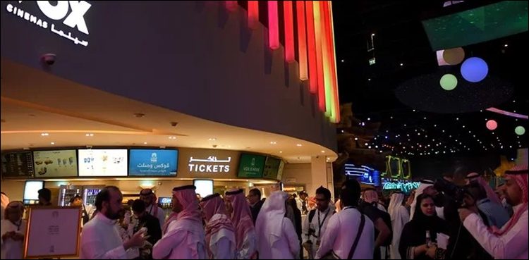وی او ایکس سنیما کے افتتاح کا منظر خواتین سمیت شائقین کی بڑی تعداد شریک ہے