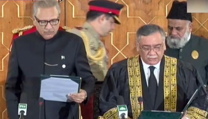 صدر مملکت ڈاکٹر عارف علوی جسٹس آصف سعید خان کھوسہ سے چیف جسٹس کے عہدے کا حلف لے رہے ہیں