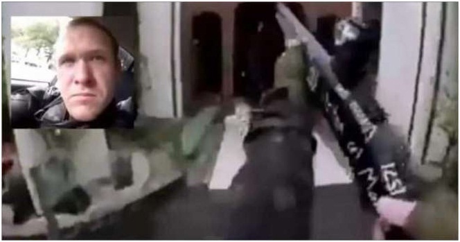 نیوزی لینڈ مسجد میں فائرنگ کا ملزم دائیں جانب مشین گن جس پرمختلف نام لکھے ہوئے ہیں
