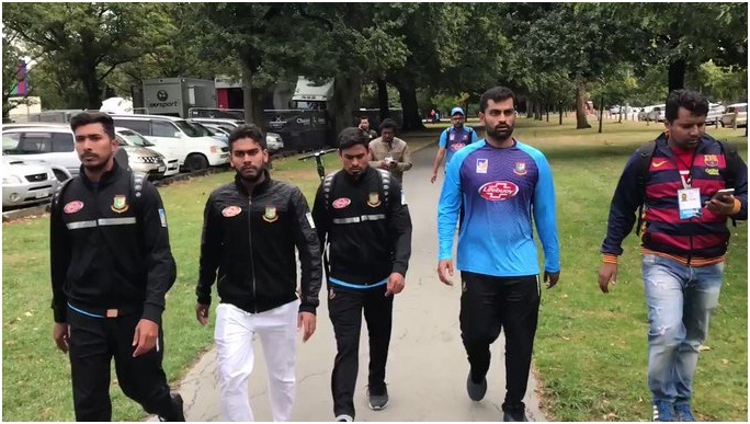 نیوزی لینڈ کے دورے پر گئی ہوئی بنگلہ دیش کی کرکٹ ٹیم کے کھلاڑی جو جمعہ کی نماز کے لیے مسجد میں تھے حملے کی زد میں ؔنے سے بال بال بچ گئے