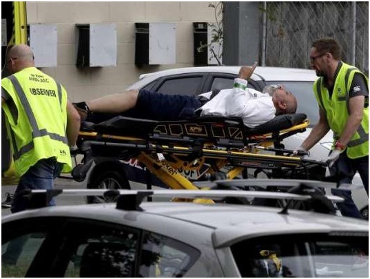  نیوزی لینڈ مسجد میں فائرنگ سے زخمی کو اسپتال منتقل کیا جارہا ہے