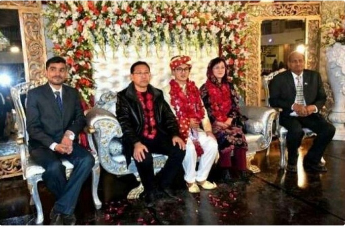 پاکستان کی دوشیزہ فاطمہ اور چین کے نوجوانن شو لونگ کے والدین شادی میں شریک ہیں