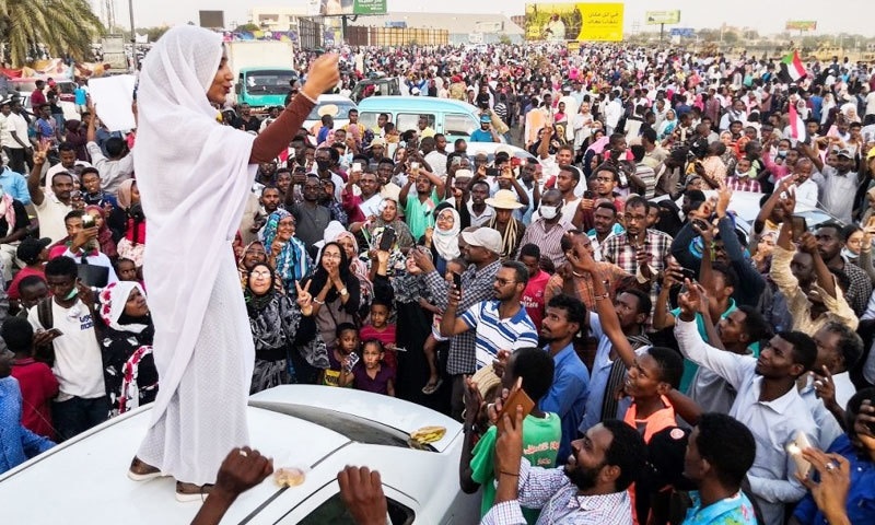  صلاح سوڈان کے دارالحکومت خرطوم میں ہونے والے مظاہرے میں شریک لوگوں سے خطاب کر رہی ہیں