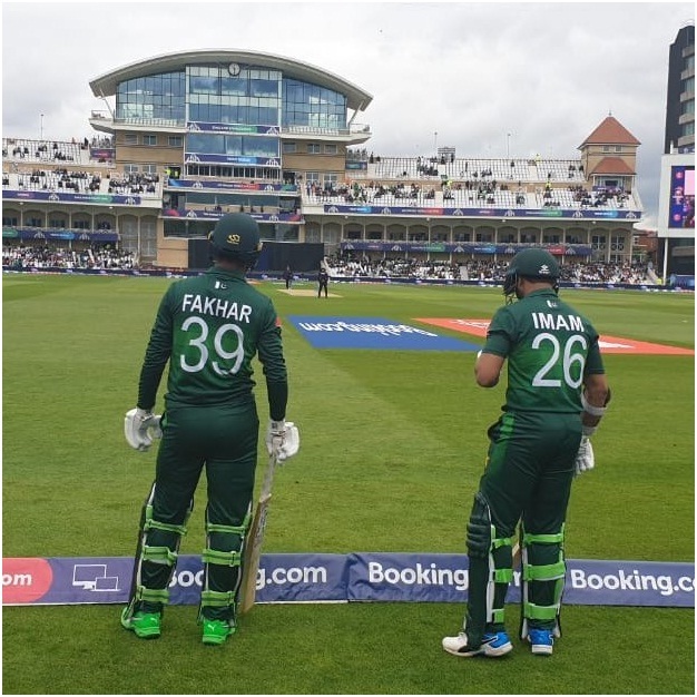 ورلڈ کپ 2019 پاکستان کرکٹ تیم کے اوپنر امام الحق اور فخر زمان اننگ کا آغازکرنے کی خاطرمیدان میں اترنے کے لیے امپائرکے اشارے کے منتظر ہیں 