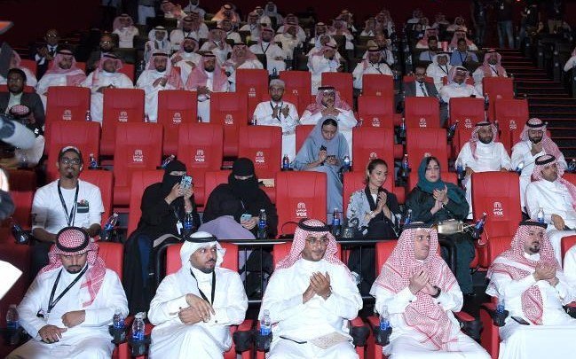 دمام میں قائم پہلے سینما میں سعودی مرد وخواتین فلم دیھ رہے ہیں اس سیمما کو مشرق وسطیٰ کا سب سے اعلیٰ سینما کہا جا رہا ہے جس میں آرام دہ نشستیں لگائی گئی ہیں۔ شائقین کی سہولت کے لیے ریستوران کی سہولت بھی موجودہے۔ ویٹرز کی خدمات بھی مہیا کی گئی ہے