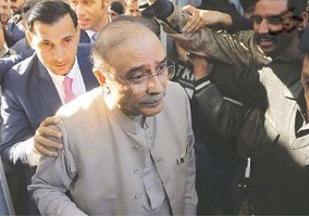 سابق صدر پاکستان اور پیپلز پارٹی کے کو چیئرمین آصف زرداری عدالت آ رہے ہیں