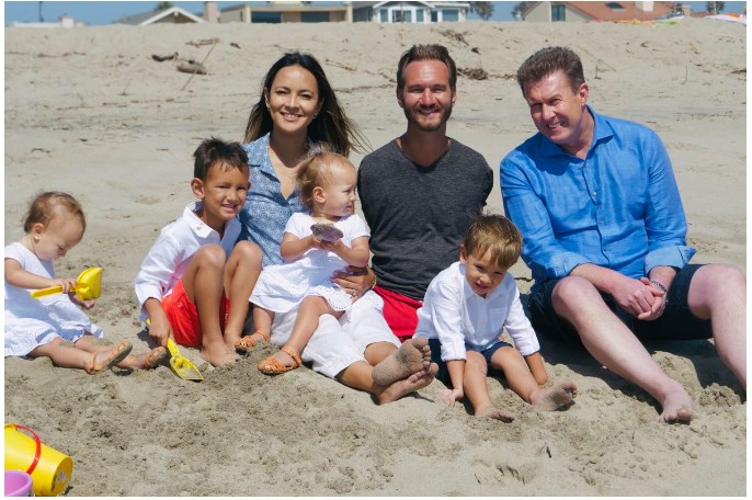 Nick Vujicic اپنی بیوی  Kanae Miyahara اپنے چار بچوں  Dejan Levi Vujicic, Kiyoshi James Vujicic, Ellie Laurel Vujicic, Olivia Mei Vujicic اور دوست کے ہمراہ ساحل سمندر پر لطف اندووز ہوتے ہوئے