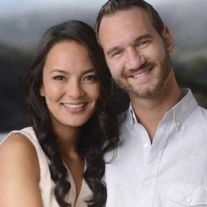 Nick Vujicic  کے دو لڑکے ہیں اور دو جڑواں لڑکیاں ہیں