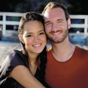 Nick Vujicic اپنے بیگ میں ایک عدد جوتوں کا جوڑا رکھتا ہے وہ اس لیے کہ وہ عجوبوں پر یقین رکھتا ہے