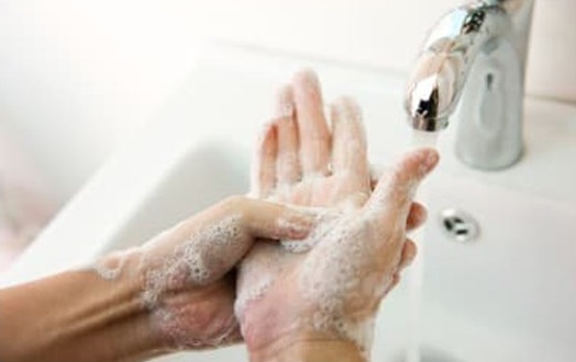 کورونا وائرس سے بچائو کے لیے ہاتھوں  کو صاف رکھنا  گرم پانی اور صابن سے  کم ازکم 20 سیکنڈ تک مسلسل ہاتھ دھوتے رہنا ضروری ہے 
