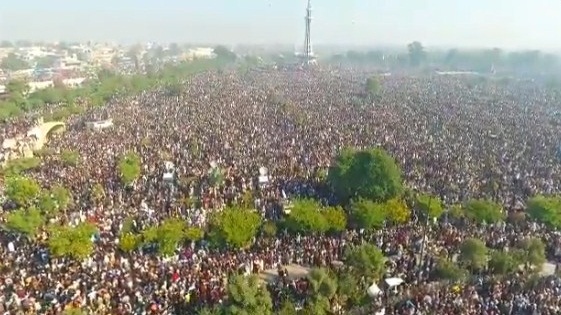تحریک لبیک پاکستان کے سربراہ عاشق رسول علامہ خادم حسین رضوی کی تدفین کے موقع لاکھوں‌محبان رسول موجود ہیں