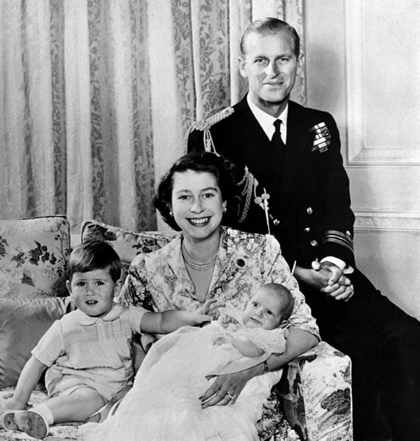 شہزادہ فلپ اور ملکہ برطانیہ الزبتھ کی 1950 میں پرنس چارلس اور پرنسز این کے ساتھ یادگار تصویر
