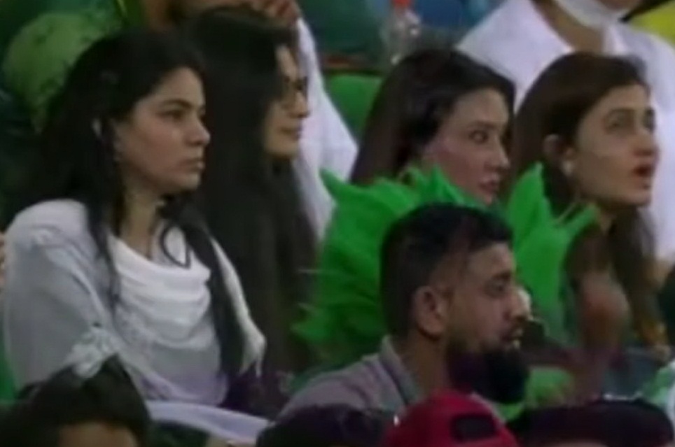 پاکستانی سپورٹرز ٹی 20 ورلڈ کپ کے دوسرے سیمی فائنل میچ کے آخری لمحات میں امید وبیم کی تصویر بنے میچ دیکھ رہے ہیں