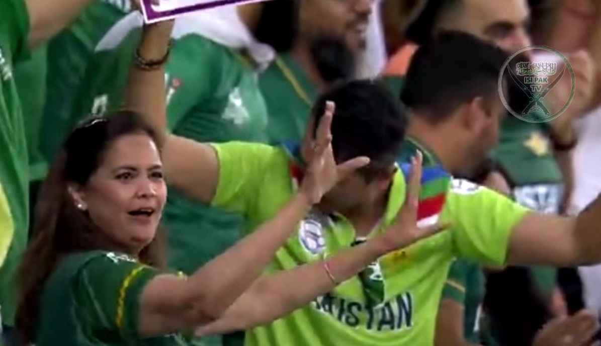 پاکستانی سپورٹرز اور شائقین اپنے ہیروز کی حوصلہ افزائی کے لیے پرجوش نعرے لگا رہے ہیں