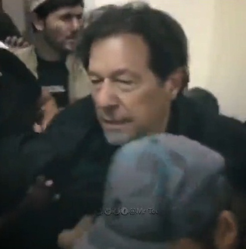 عمران خان کو اسپتال منتقل کیا جا رہا ہے، عمران خان کا قاتلانہ حملے میں بچ جانا اس بات کی نشانی ہے کہ اللہ نے عمران خاان کو خاص کام کے لیے منتخب کیا ہے ، یہ خاص کام پاکستان کا مطلب کیا لاالہٰ الااللہ ہے 