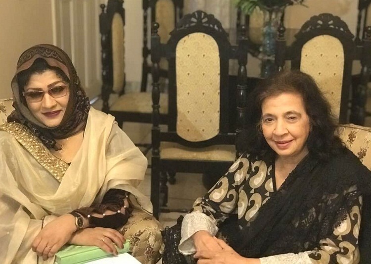 سعدیہ سراج پاکستان کی معروف شاعرہ صبیحہ صبا کے ساتھ خوش گپیاں کررہی ہیں