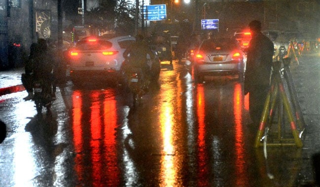 کراچی کے علاقے آئی آئی چندریگر روڈ پر بارش کا منظر 