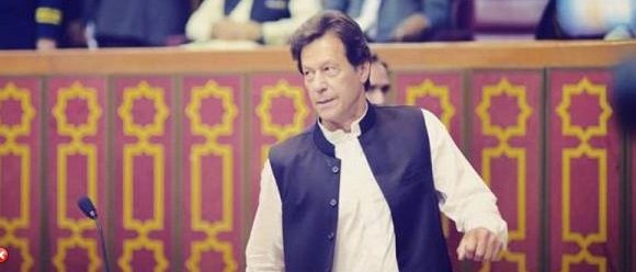 وزیر اعظم پاکستان عمران خان قومی اسمبلی میں بجٹ اجلاس سے خطاب کے بعد واپس جارہے ہیں